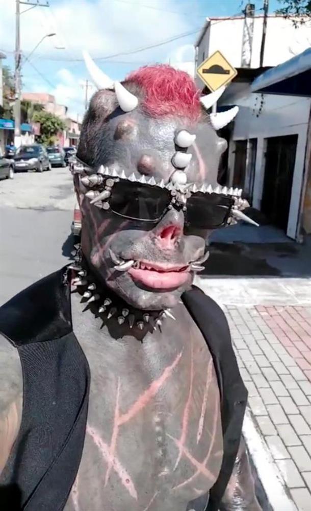 Nổi tiếng vì biến đổi cơ thể giống quỷ Satan, người đàn ông cắt luôn đôi tai để ăn mừng quê nhà gỡ lệnh đeo khẩu trang-2