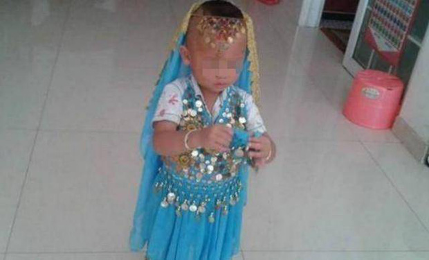 Con trai 5 tuổi thường xuyên trốn vào phòng, đứng múa trước gương, bố mẹ dẫn vội đi khám bác sĩ: Nghe chẩn đoán liền oà khóc nức nở-1