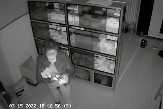 Camera bắt quả tang nữ trạm trưởng lén lấy thuốc trong tủ ở trạm y tế mang đi bán