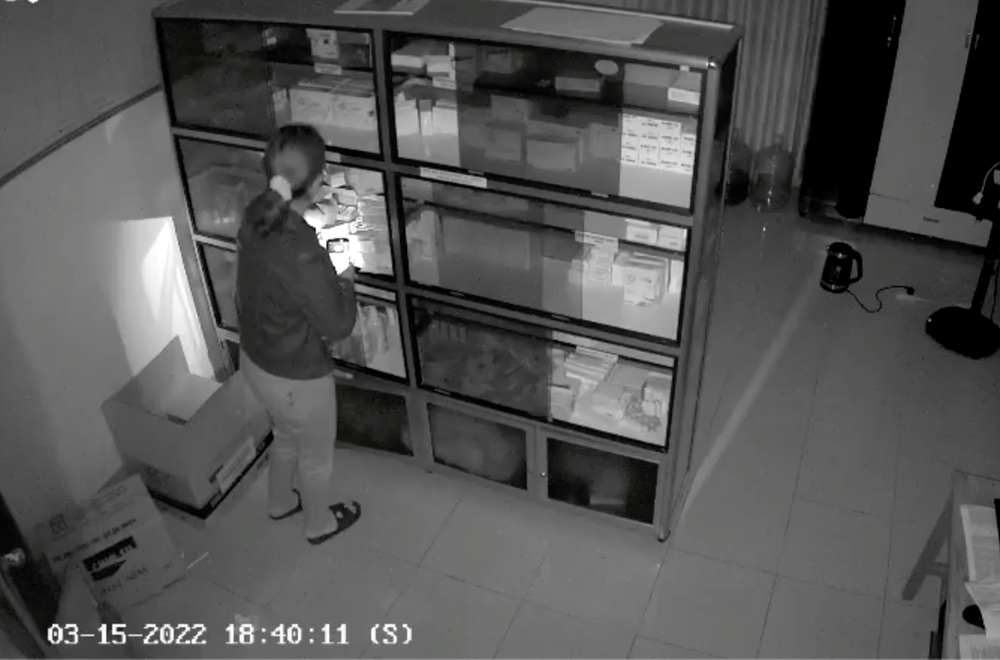 Camera bắt quả tang nữ trạm trưởng lén lấy thuốc trong tủ ở trạm y tế mang đi bán-1