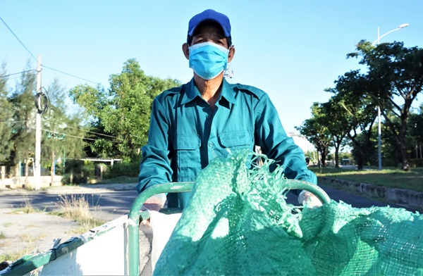 Ông lão nghèo 6 năm nhặt rác không lương khắp đường phố Hội An-2