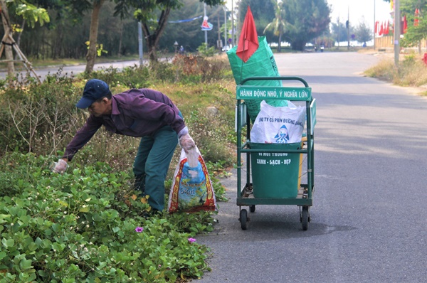 Ông lão nghèo 6 năm nhặt rác không lương khắp đường phố Hội An-15