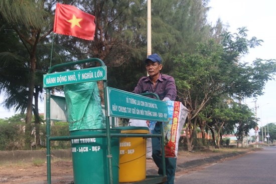 Ông lão nghèo 6 năm nhặt rác không lương khắp đường phố Hội An