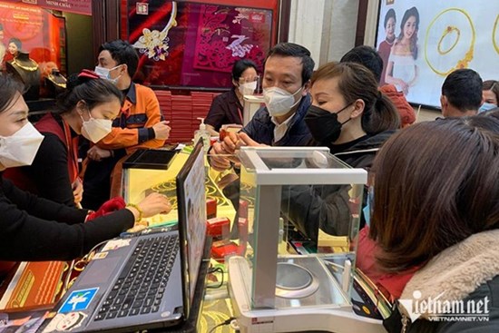 Giá vàng hôm nay 17/4: Lãi suất tăng, USD lên giá nhưng vàng vẫn thắng thế