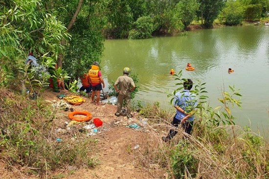 Một người chìm dần xuống hồ trước sự bất lực của bạn bè