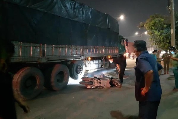 Người vợ gào khóc bên thi thể chồng con ở Bình Dương-1