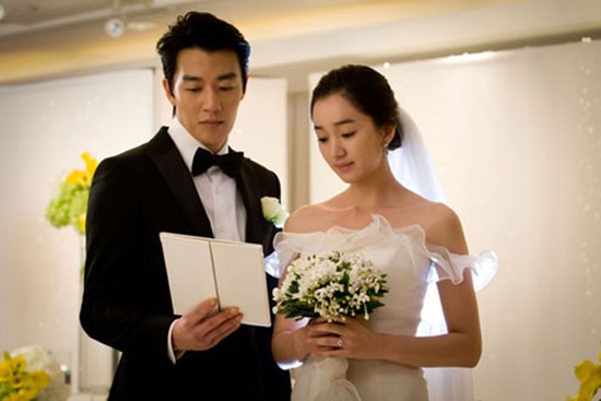 Đang làm lễ cưới, chồng bỗng bế con gái lên khiến tôi sửng sốt còn khách mời vỗ tay hưởng ứng rầm rầm