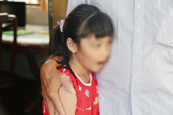 Vụ 2 vợ chồng tử vong bên 2 đứa trẻ đói lả suốt 3 ngày, người thân đau đớn: Con bé nhỏ còn ôm bố nó ngủ-10