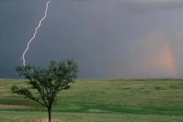 Xót xa cảnh bé gái 11 tuổi cùng mẹ bị sét đánh ở bãi nghêu: Thấy tia sét vụt sáng, em vội ôm chầm lấy mẹ nhưng không ngờ đó là giây phút cuối cùng-2