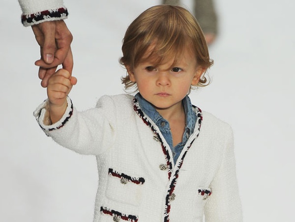 Hoàng tử bé thần thái ngút ngàn, mới 2 tuổi đã sải bước tại show Chanel, sở hữu khối tài sản triệu đô bây giờ ra sao?-1