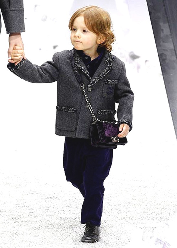 Hoàng tử bé thần thái ngút ngàn, mới 2 tuổi đã sải bước tại show Chanel, sở hữu khối tài sản triệu đô bây giờ ra sao?-2