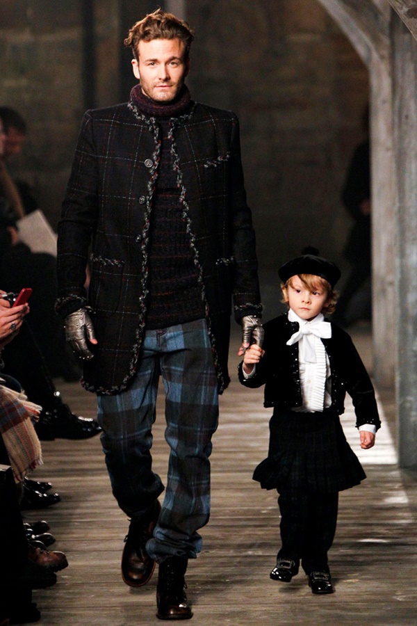 Hoàng tử bé thần thái ngút ngàn, mới 2 tuổi đã sải bước tại show Chanel, sở hữu khối tài sản triệu đô bây giờ ra sao?-3