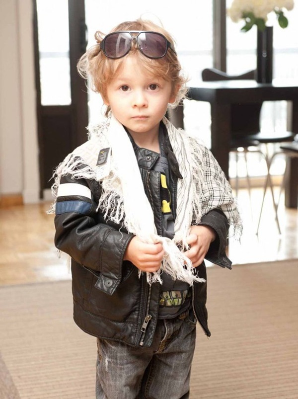 Hoàng tử bé thần thái ngút ngàn, mới 2 tuổi đã sải bước tại show Chanel, sở hữu khối tài sản triệu đô bây giờ ra sao?-4
