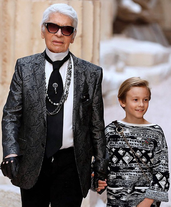 Hoàng tử bé thần thái ngút ngàn, mới 2 tuổi đã sải bước tại show Chanel, sở hữu khối tài sản triệu đô bây giờ ra sao?-8