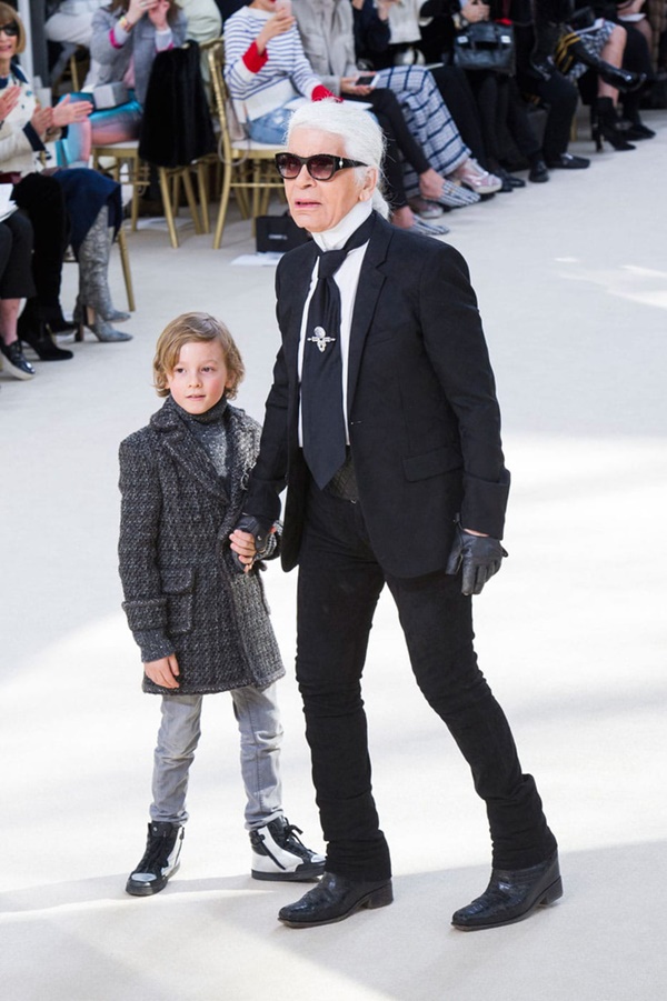 Hoàng tử bé thần thái ngút ngàn, mới 2 tuổi đã sải bước tại show Chanel, sở hữu khối tài sản triệu đô bây giờ ra sao?-9