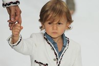 “Hoàng tử bé' thần thái ngút ngàn, mới 2 tuổi đã sải bước tại show Chanel, sở hữu khối tài sản triệu đô bây giờ ra sao?