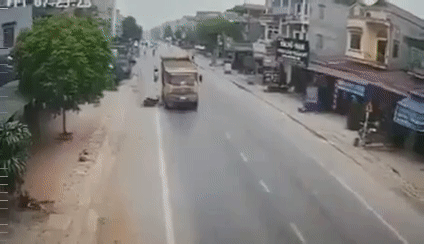 Ám ảnh clip nữ sinh bất chợt ngã ra đường, bị xe tải cán qua tử vong thương tâm-1