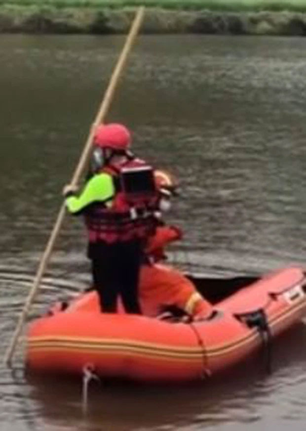 Clip: Cãi nhau với bố mẹ, cậu bé 8 tuổi tạo hiện trường giả chết đuối rồi trốn vào bụi cây ngắm cả nhà hốt hoảng đi tìm-1