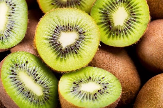 Uống nước cam để bổ sung vitamin C, chị em đừng quên 7 loại rau quả còn giàu vitamin C hơn cả cam vừa tăng miễn dịch vừa sản xuất collagen