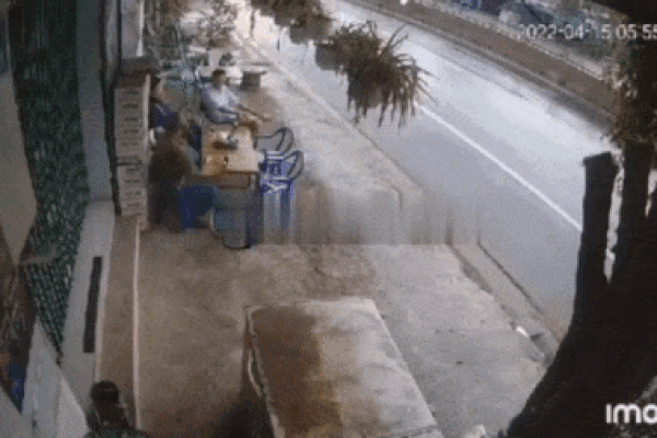 Thót tim chứng kiến nhân viên đường sắt đang sửa chữa dưới gầm thì con tàu chuyển bánh-1