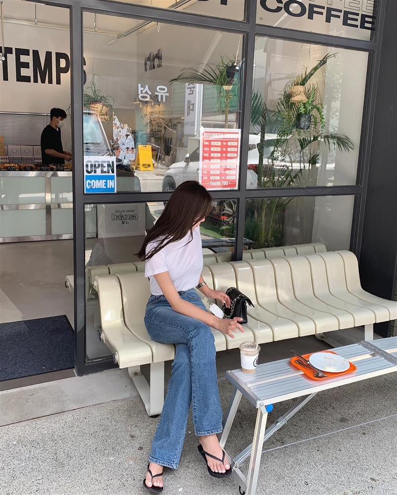 4 kiểu áo thun nàng 30+ nên có để không chỉ trẻ hơn, mà còn thanh lịch đúng tuổi-4