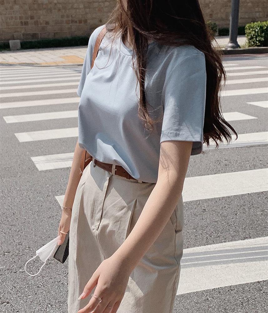 4 kiểu áo thun nàng 30+ nên có để không chỉ trẻ hơn, mà còn thanh lịch đúng tuổi-5