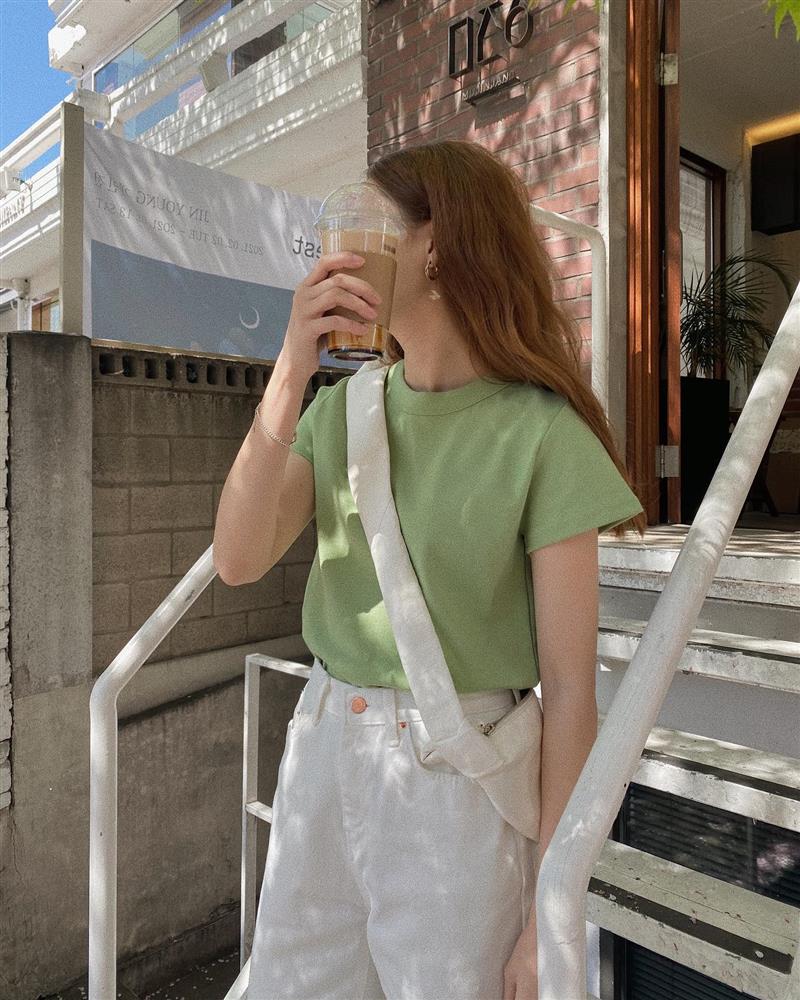 4 kiểu áo thun nàng 30+ nên có để không chỉ trẻ hơn, mà còn thanh lịch đúng tuổi-6