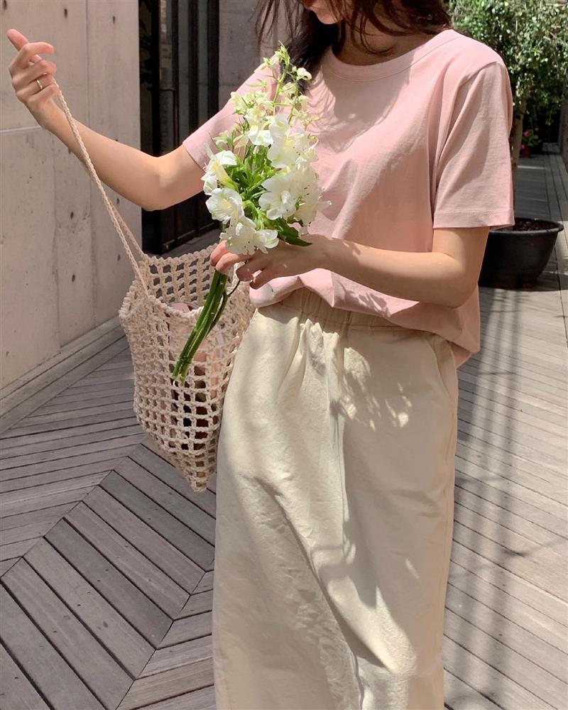 4 kiểu áo thun nàng 30+ nên có để không chỉ trẻ hơn, mà còn thanh lịch đúng tuổi-7