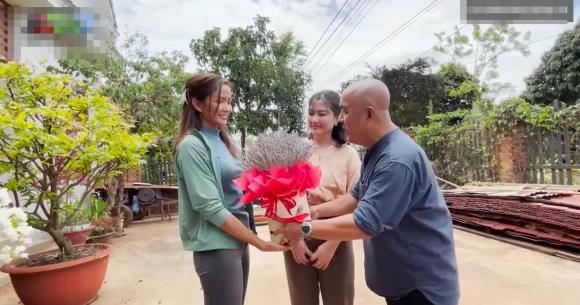 Ngọc Lan và Quốc Thuận thăm nhà HHen Niê, nàng hậu khoe toàn bộ không gian căn biệt thự xây cho bố mẹ-1
