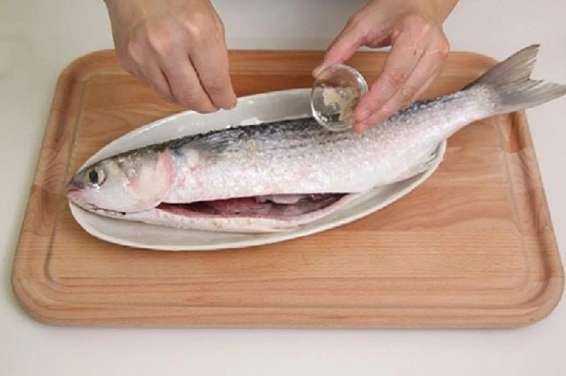 Rửa cá chỉ cần đúng một chén rượu, đảm bảo thịt thơm ngon hết sạch mùi tanh-1