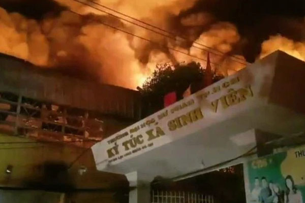 Dân công sở Hà Nội than trời vì tắc đường kinh hoàng trong sáng đầu tuần mưa rét: Đi cả tiếng đồng hồ vẫn chưa đến được công ty!-11