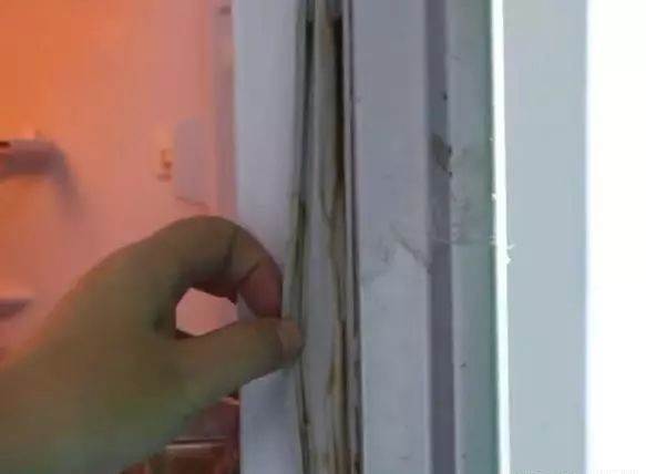 Phát hiện kẽ tủ lạnh bám đầy vết bẩn và đen? Có một mẹo nhỏ giúp bạn xử lý sạch sẽ như mới ngay lập tức-4