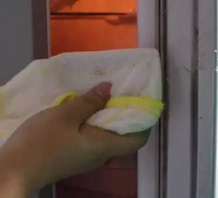 Phát hiện kẽ tủ lạnh bám đầy vết bẩn và đen? Có một mẹo nhỏ giúp bạn xử lý sạch sẽ như mới ngay lập tức-6