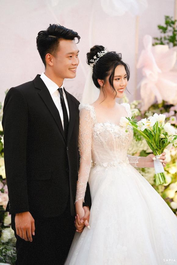 Cầu thủ Thành Chung đăng ảnh nét căng sau đám cưới, liệu có vớt được nhan sắc của cô dâu sau ảnh dìm hàng-3