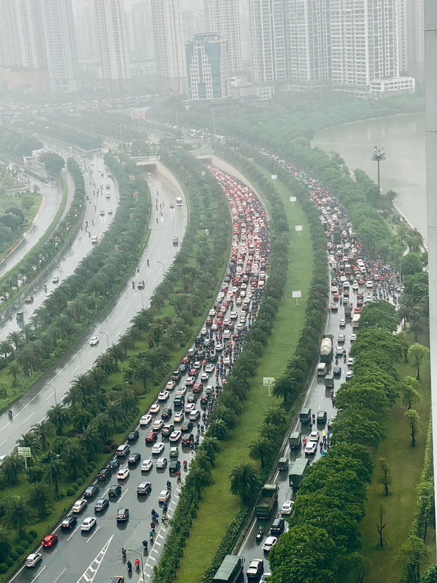 Dân công sở Hà Nội than trời vì tắc đường kinh hoàng trong sáng đầu tuần mưa rét: Đi cả tiếng đồng hồ vẫn chưa đến được công ty!-1