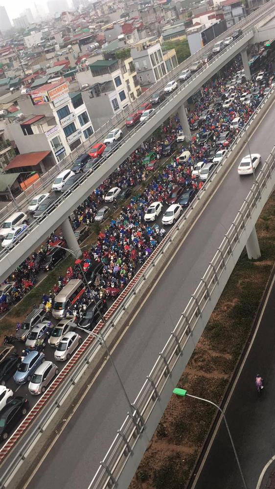 Dân công sở Hà Nội than trời vì tắc đường kinh hoàng trong sáng đầu tuần mưa rét: Đi cả tiếng đồng hồ vẫn chưa đến được công ty!-2