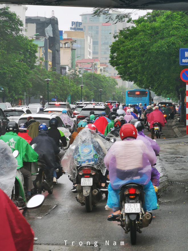 Dân công sở Hà Nội than trời vì tắc đường kinh hoàng trong sáng đầu tuần mưa rét: Đi cả tiếng đồng hồ vẫn chưa đến được công ty!-4