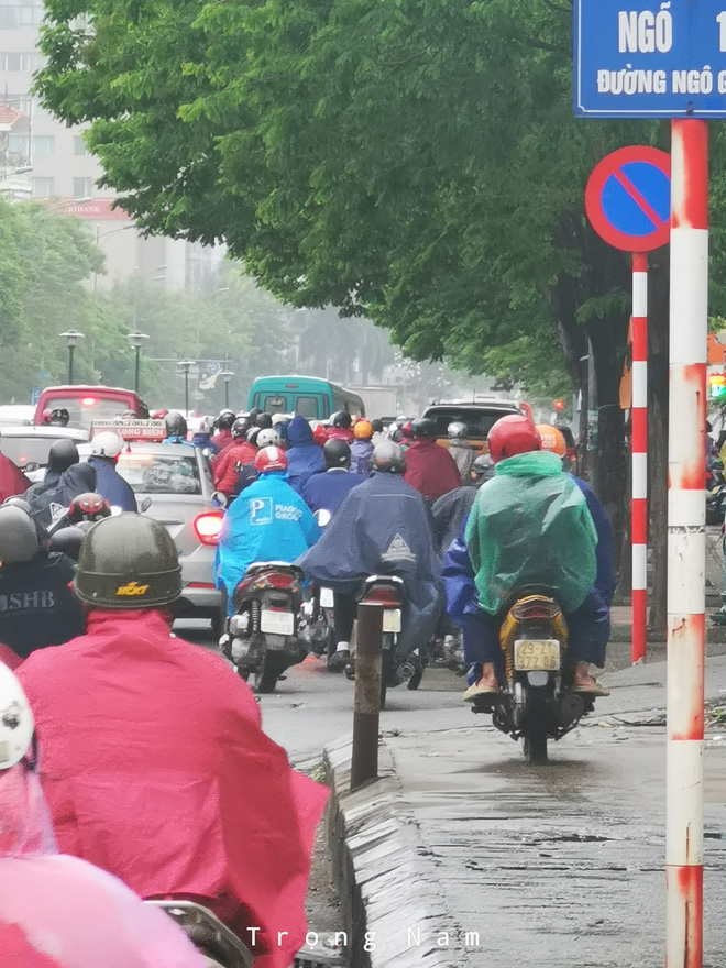 Dân công sở Hà Nội than trời vì tắc đường kinh hoàng trong sáng đầu tuần mưa rét: Đi cả tiếng đồng hồ vẫn chưa đến được công ty!-5