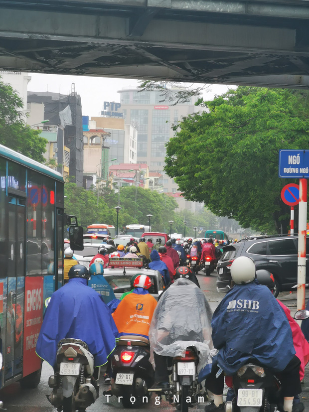 Dân công sở Hà Nội than trời vì tắc đường kinh hoàng trong sáng đầu tuần mưa rét: Đi cả tiếng đồng hồ vẫn chưa đến được công ty!-7