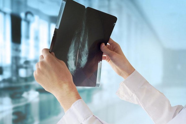 Thi thoảng đau nhói theo kiểu kim châm ở vú, cẩn thận với ung thư vú-2