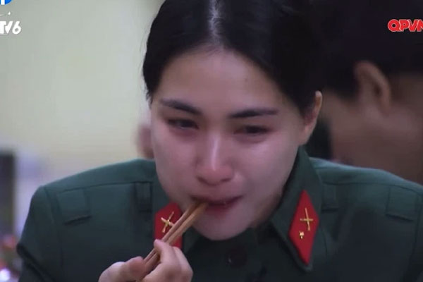 Hòa Minzy xúc động chia sẻ lại khoảnh khắc đón con trai chào đời sau khi bạn trai cũ đăng tải dòng trạng thái buồn bã-4