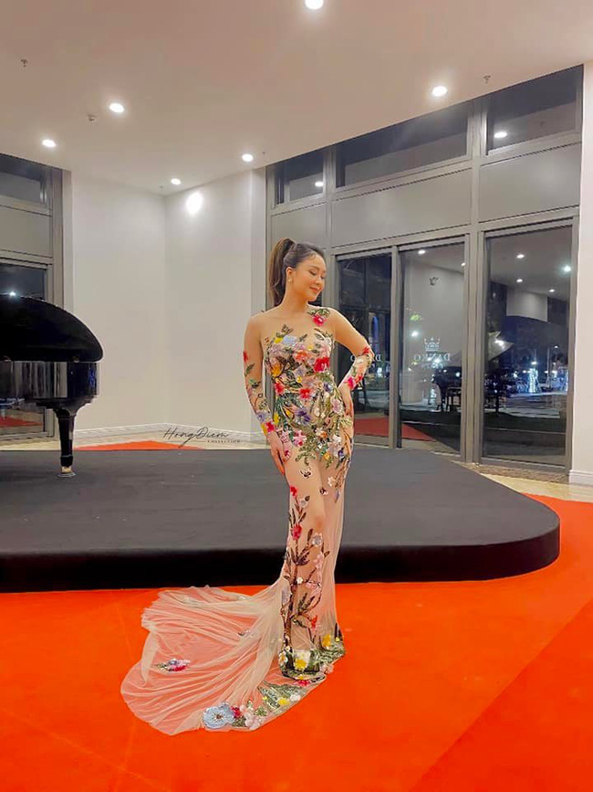 Hồng Diễm diện lại bộ đầm gạch đá nhất của Đỗ Thị Hà: Sốc visual của đàn chị nhưng cả 2 đều chình ình một chi tiết khó nói-2