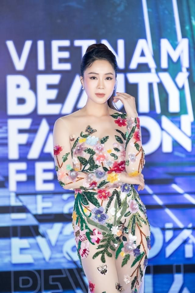 Hồng Diễm diện lại bộ đầm gạch đá nhất của Đỗ Thị Hà: Sốc visual của đàn chị nhưng cả 2 đều chình ình một chi tiết khó nói-1