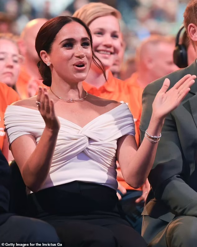 Set đồ Meghan Markle mặc có gì hay ho mà tự dưng leo top tìm kiếm, lấn át sự kiện cô tham dự?-2