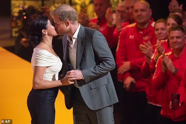 Set đồ Meghan Markle mặc có gì hay ho mà tự dưng leo top tìm kiếm, lấn át sự kiện cô tham dự?-5
