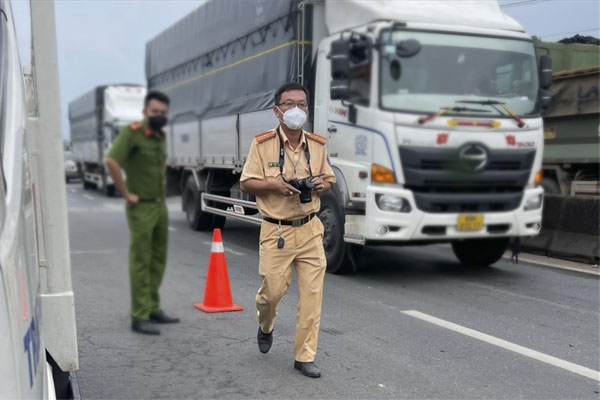 Tạm dừng công tác phó phòng thách thức, lăng mạ người dân vì chỗ đỗ xe-3