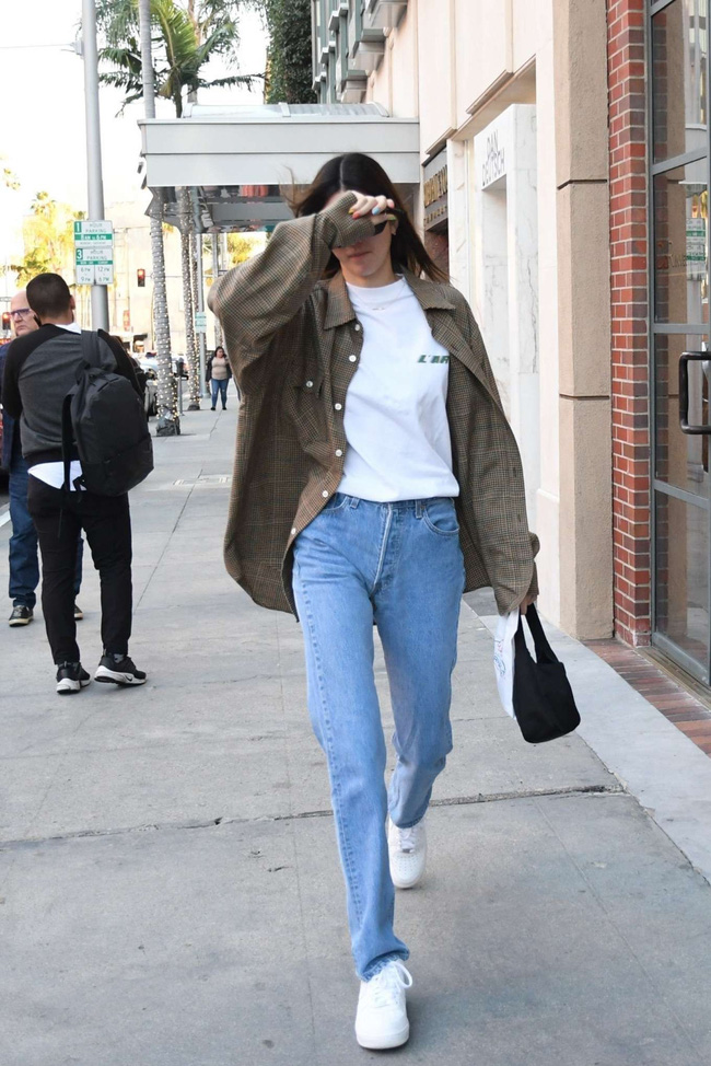 Mặc đồ tối giản đẹp như Kendall Jenner: Toàn những món basic được kết hợp theo 10 cách sang xịn mịn-7