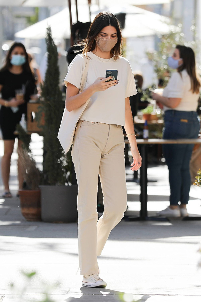 Mặc đồ tối giản đẹp như Kendall Jenner: Toàn những món basic được kết hợp theo 10 cách sang xịn mịn-9