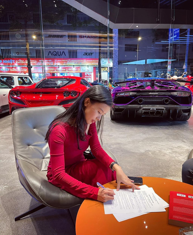 Chân dung cô gái chi hơn 20 tỷ mua siêu xe tặng chồng: Chủ của 3 nhà máy gia công mỹ phẩm, sống cuộc sống hôn nhân như mơ-1