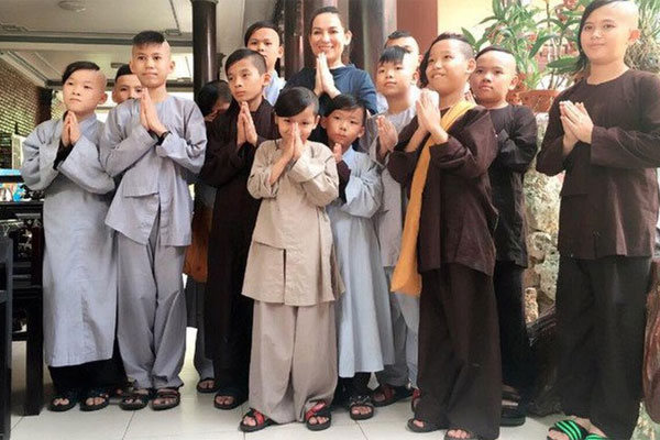 Em trai Phi Nhung chưa chấp nhận được sự ra đi của chị, lặng lẽ làm một điều để tưởng nhớ cố ca sĩ-4